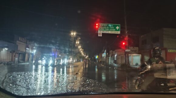 ¡Ahora sí, saquen los kekis y el chocolate caliente! Lluvia refresca a Mazatlán, Sinaloa y da un respiro al calor; el pronóstico se mantiene