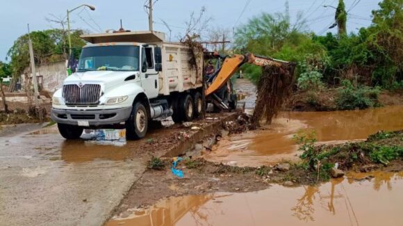 Lluvia pone a prueba a Mazatlán, Sinaloa; Obras Públicas desazolva calles y activan cierres preventivos