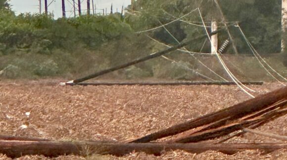 Fuertes lluvias afectan línea de energía eléctrica en Culiacán Poniente-Higuera-Navolato; CFE ya trabaja en restablecer