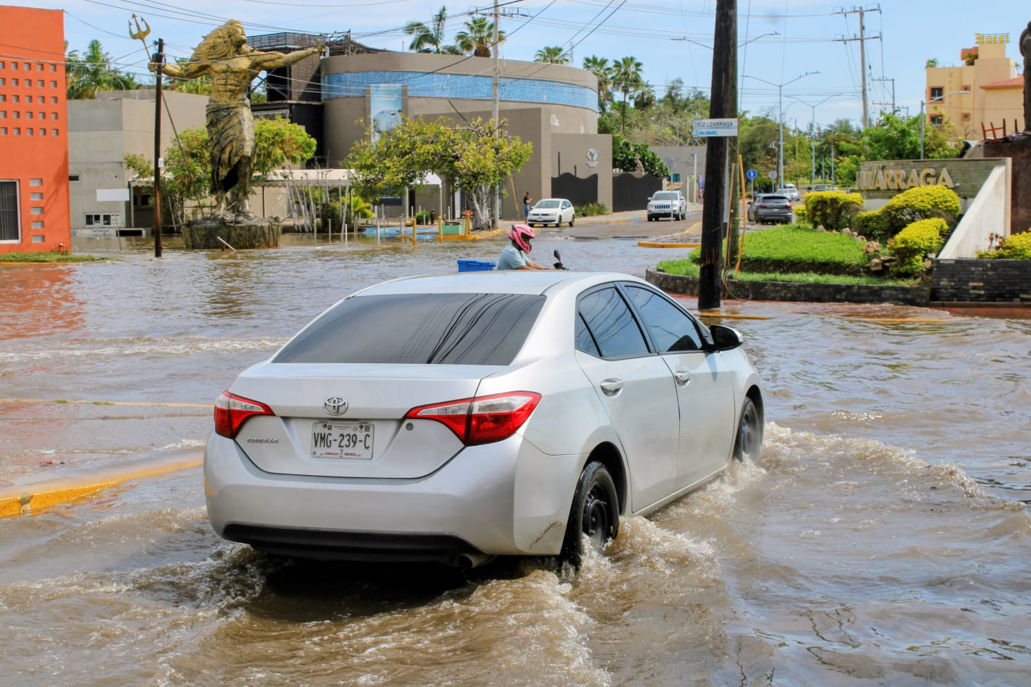 Calles inundadas tras fuertes lluvias en Mazatlán