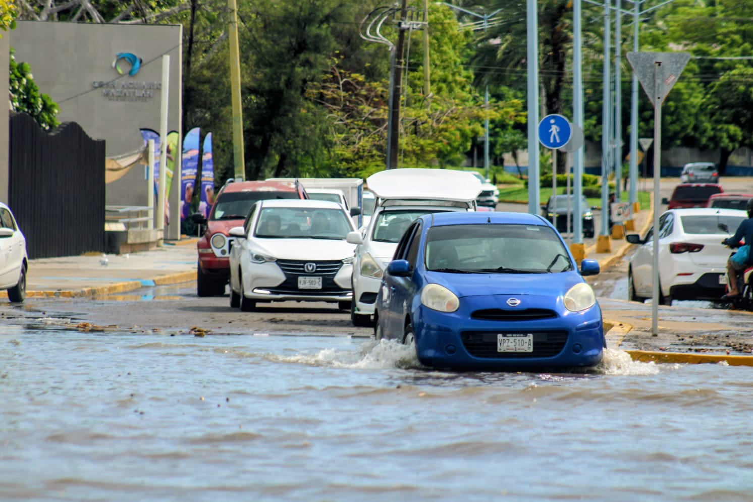 Calles inundadas tras fuertes lluvias en Mazatlán