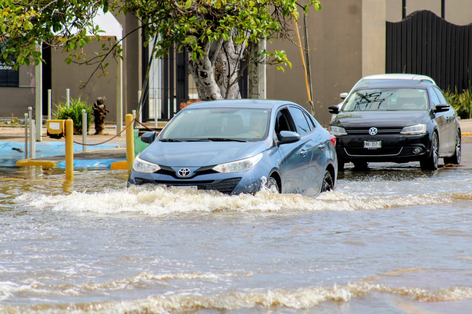 Calles inundadas tras fuertes lluvias en Mazatlán
