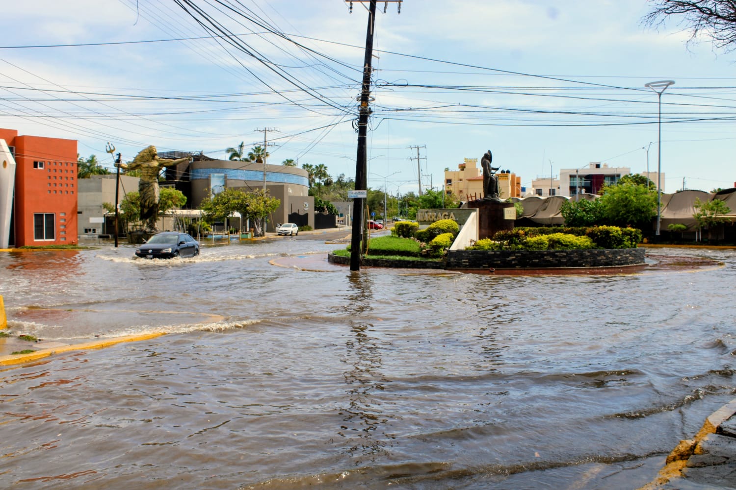 Calles inundadas tras fuertes lluvias en Mazatlán