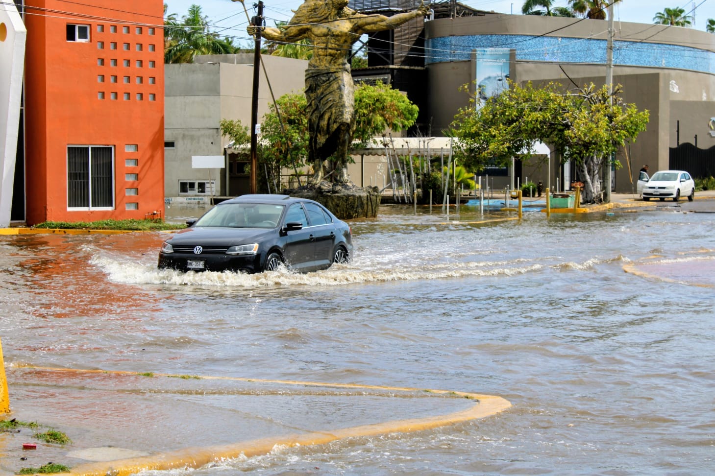 Calles inundadas tras fuertes lluvias en Mazatlán