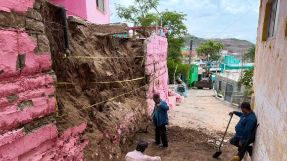 Lluvias socavan vivienda en Topolobampo; Gobierno de Ahome acude en auxilio de familia en riesgo