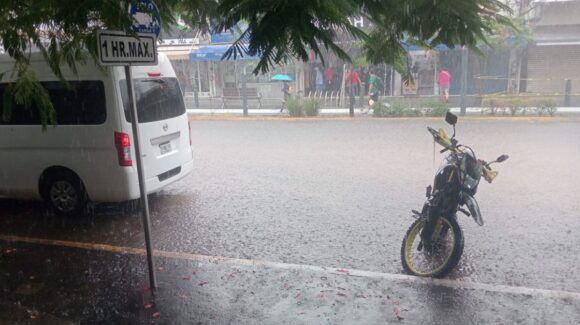 Lluvia madruga a Los Mochis; llaman a extremar precauciones ante encharcamientos