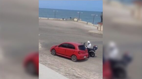 Quiso estacionarse “un ratito” y terminó con una multa en la Explanada Sánchez Taboada en Mazatlán, Sinaloa; así sorprendieron a un automovilista