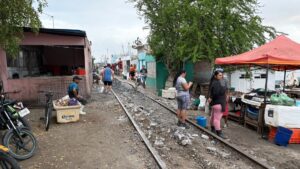 locomotora se descarrila en el embarcadero en mazatlan lugar