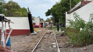 locomotora se descarrila en el embarcadero en mazatlan paso