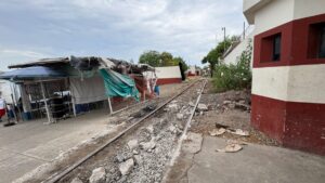 locomotora se descarrila en el embarcadero en mazatlan sinaloa