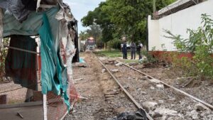 locomotora se descarrila en el embarcadero en mazatlan viviendas