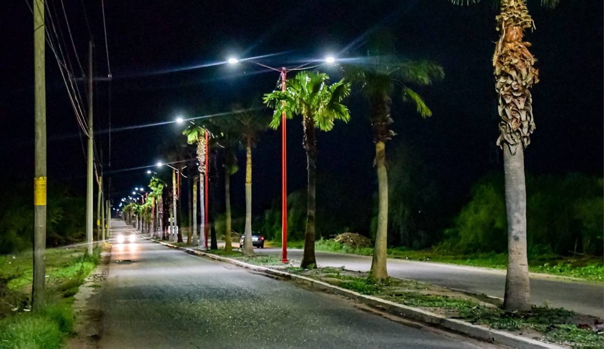 Luminarias LED en bulevar que conduce a Los Achires, en Guamúchil