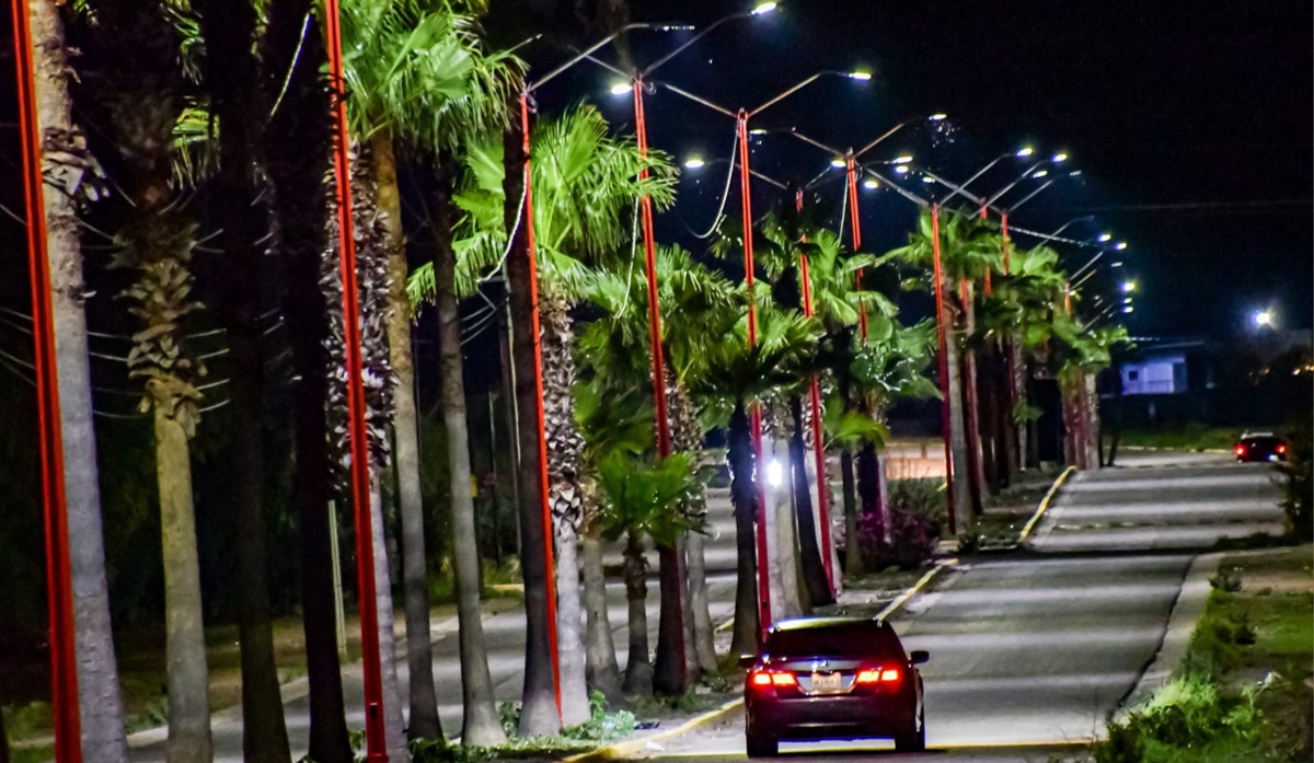 Luminarias LED en bulevar que conduce a Los Achires, en Guamúchil