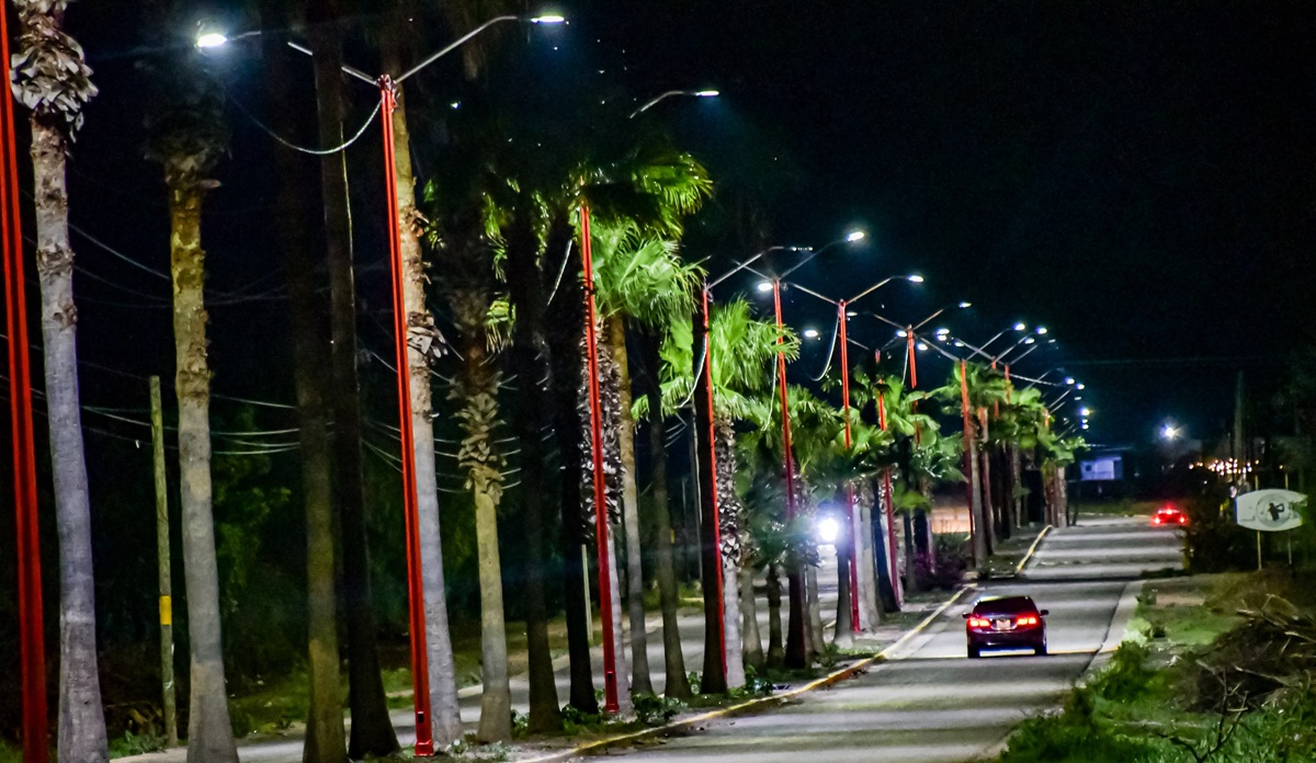 Luminarias LED en bulevar que conduce a Los Achires, en Guamúchil