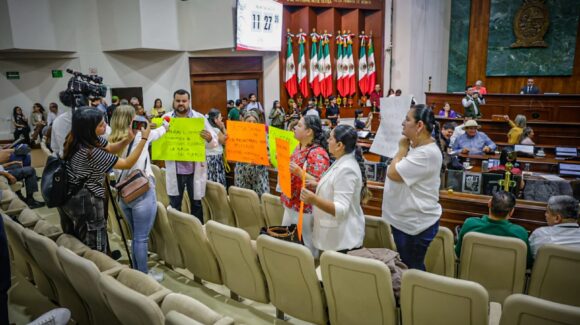 Se manifiesta personal de Salud en el Congreso, denuncian incumplimiento de escalafón y afectaciones a sus prestaciones