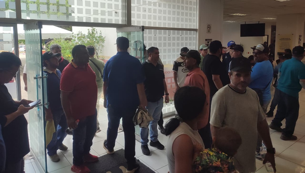 Manifestación de acuacultores en oficinas de Conapesca en Mazatlán