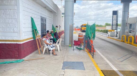 Productores temporaleros mantienen manifestación con casetas liberadas en Cuatro Caminos, Guasave, Sinaloa
