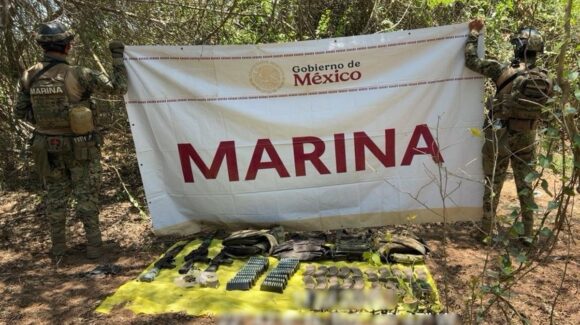 Marina decomisa arsenal y una camioneta en Escuinapa, Sinaloa, tras operativos de vigilancia y reporte ciudadano