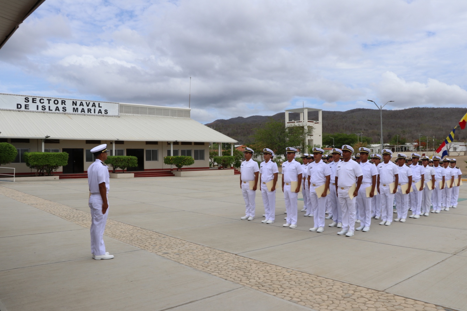 Marina gradúa a 48 nuevos oficiales en Islas Marías de Nayarit