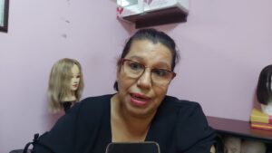 Martha Aguilar, encargada de fabricar pelucas oncológicas para DIF Salvador Alvarado