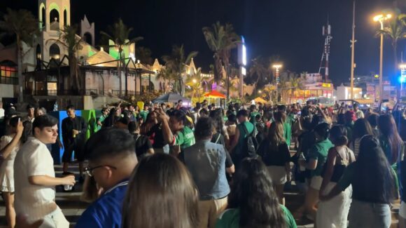El sueño terminó, pero el apoyo permaneció: aficionados se reúnen por el “Tri” en Mazatlán