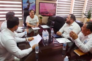 Minerva Osuna y miembros del Colegio de Ingenieros en Mazatlán