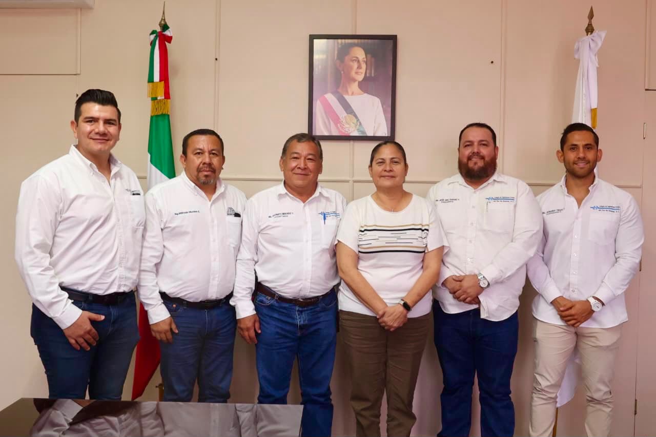 Minerva Osuna y miembros del Colegio de Ingenieros en Mazatlán