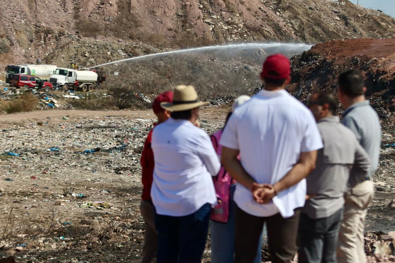 Minerva Osuna Zavala, realizó un recorrido de supervisión en el basurón municipal para constatar los avances en las labores de sofocación del incendio
