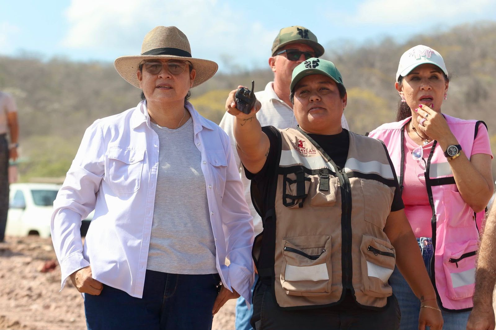 Minerva Osuna Zavala, realizó un recorrido de supervisión en el basurón municipal para constatar los avances en las labores de sofocación del incendio