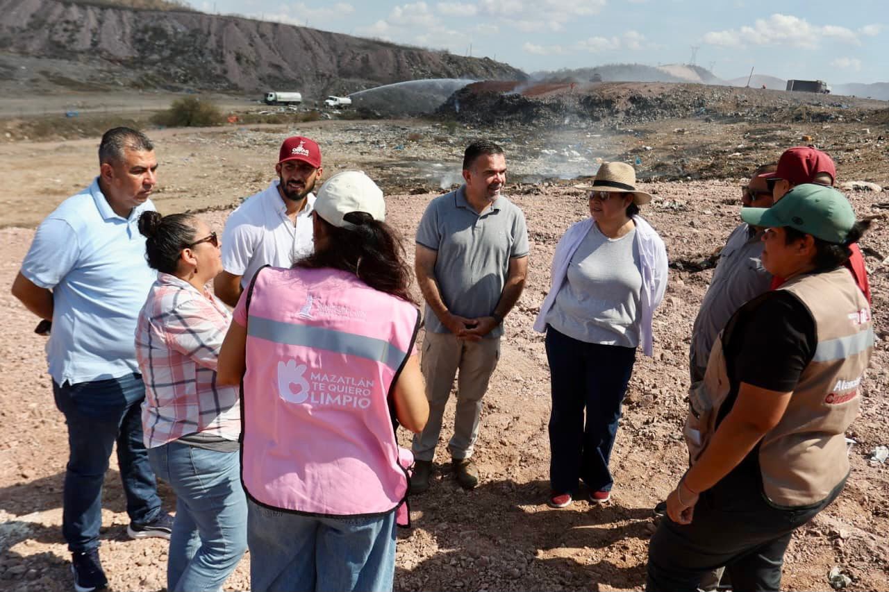 Minerva Osuna Zavala, realizó un recorrido de supervisión en el basurón municipal para constatar los avances en las labores de sofocación del incendio