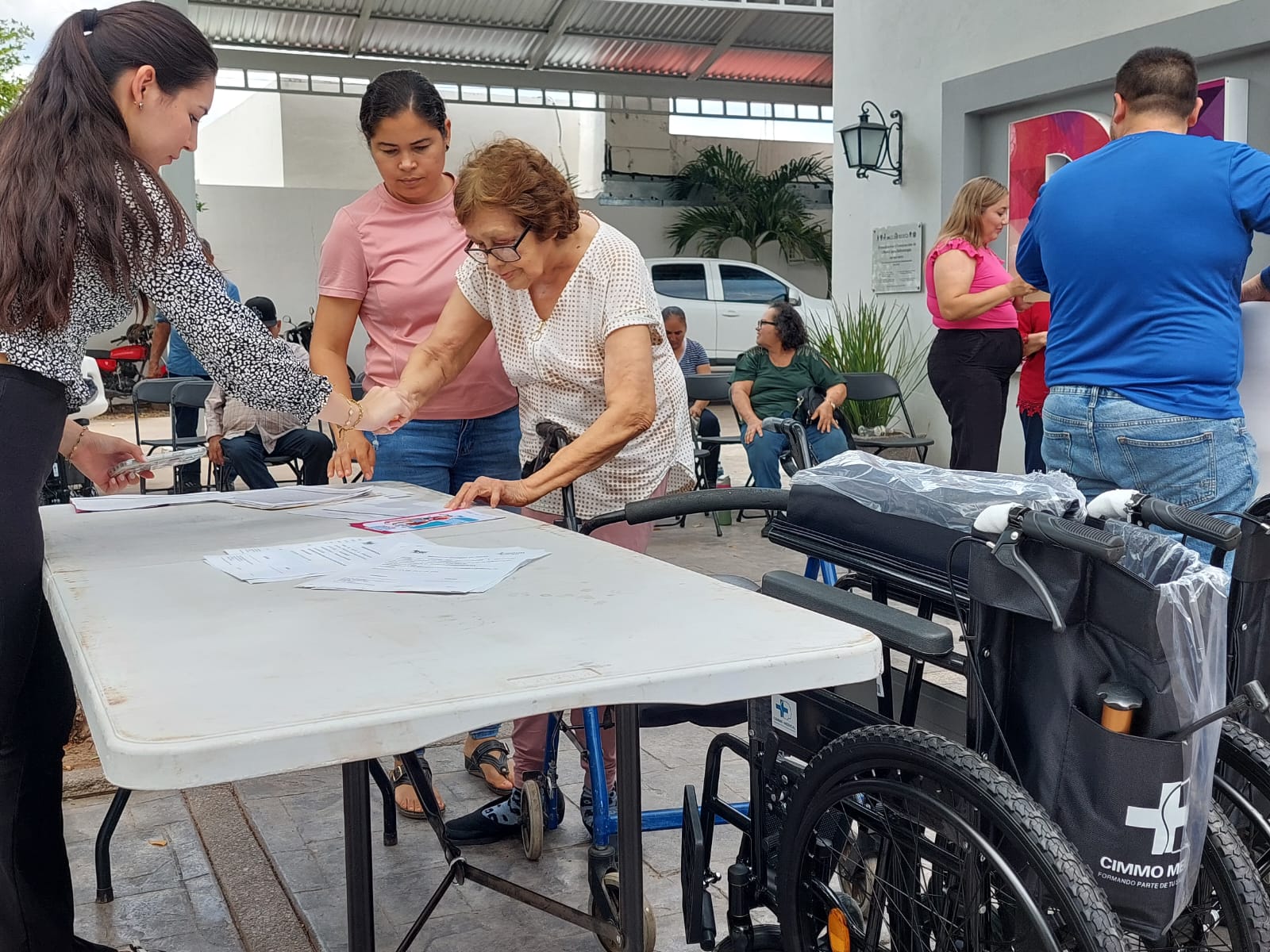 Entrega DIF Mocorito apoyos funcionales a sectores vulnerables
