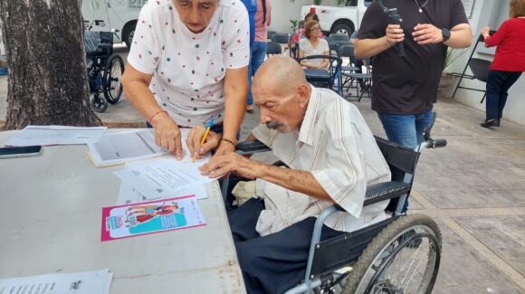 DIF Mocorito entrega 35 aparatos funcionales a personas que más lo necesitan