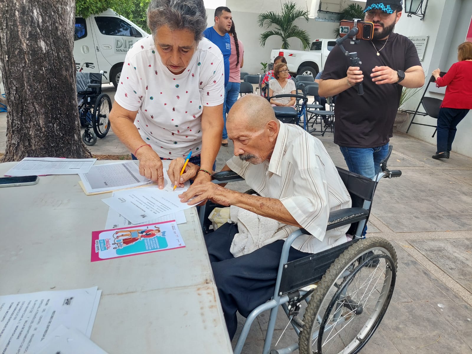 Entrega DIF Mocorito apoyos funcionales a sectores vulnerables