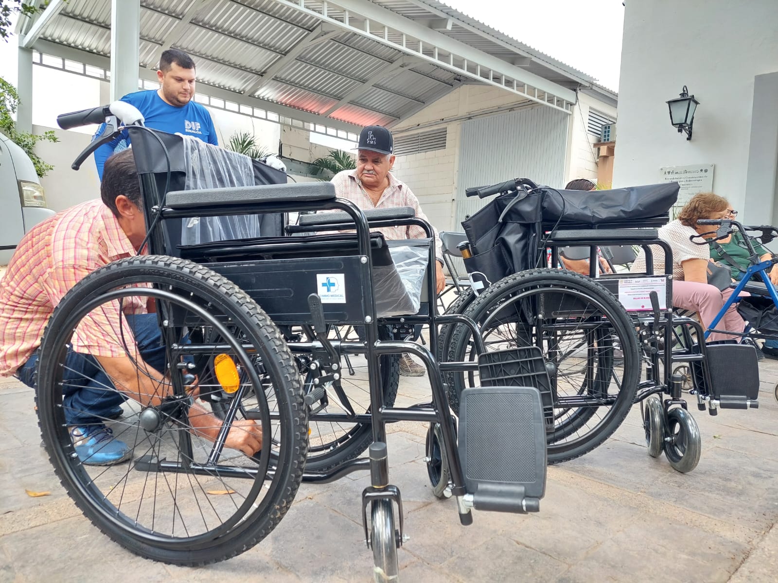 Entrega DIF Mocorito apoyos funcionales a sectores vulnerables