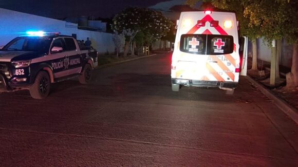 ¡El conductor huyó! Motociclista resulta lesionado tras chocar contra un vehículo en Guasave, Sinaloa