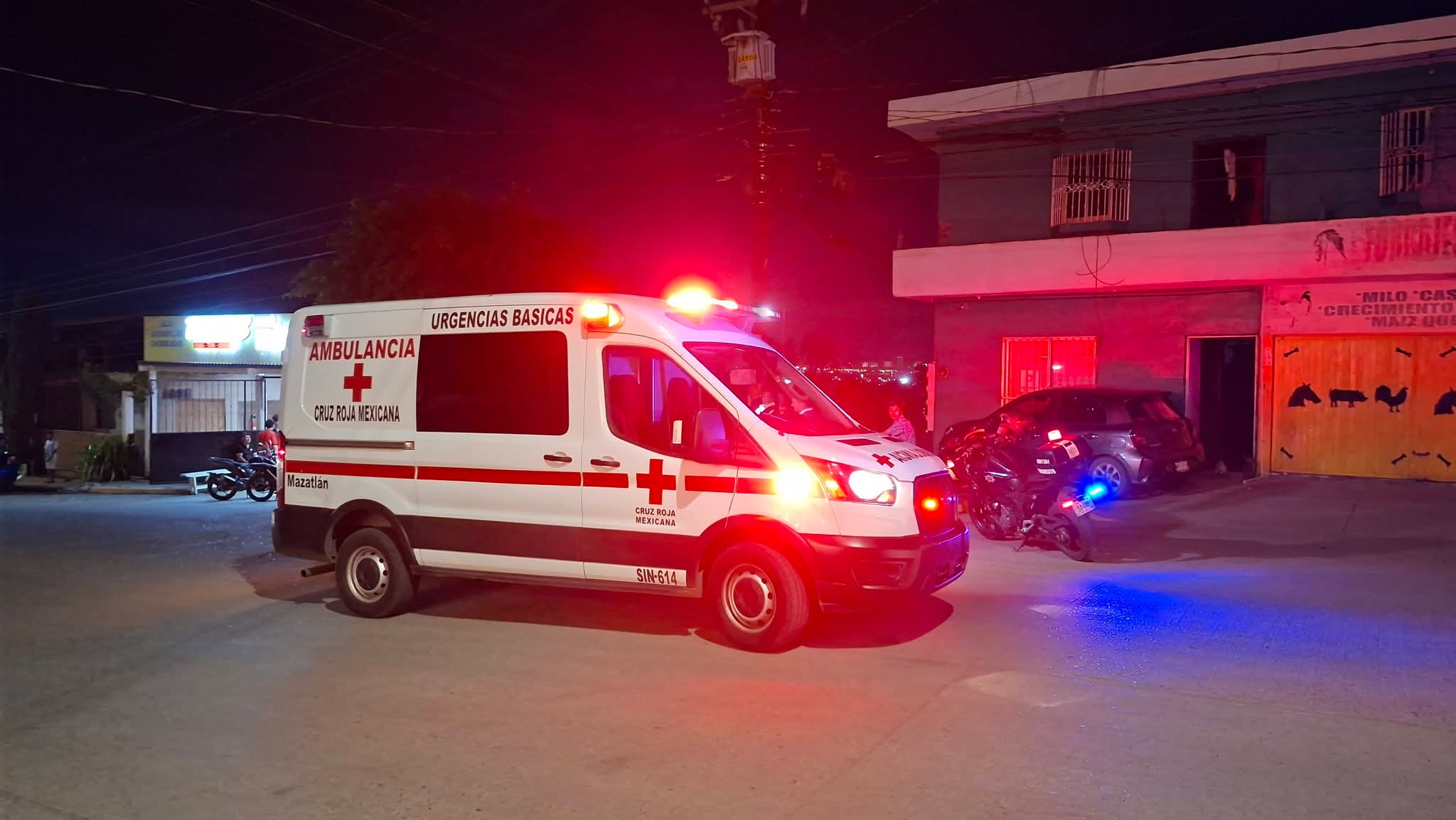 Motociclista choca contra auto en la Flores Magón, Mazatlán