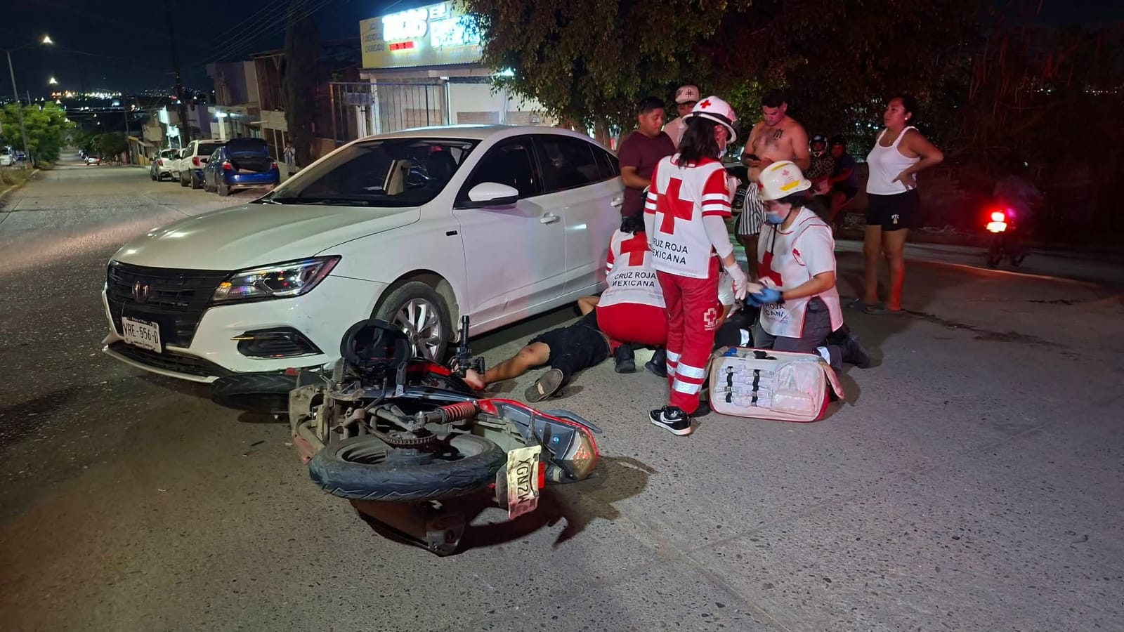 Motociclista choca contra auto en la Flores Magón, Mazatlán