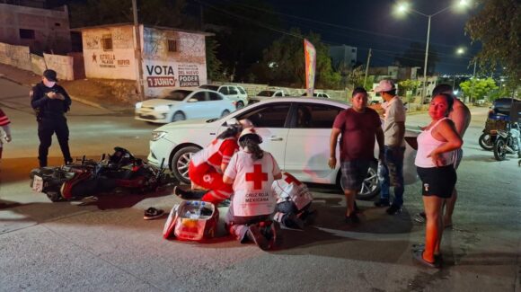Motociclista resulta lesionado tras chocar contra un automóvil en la Flores Magón, en Mazatlán, Sinaloa