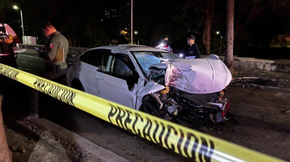 Automovilista muere al chocar contra palmera sobre El Malecón Viejo en el sector Centro de Culiacán, Sinaloa