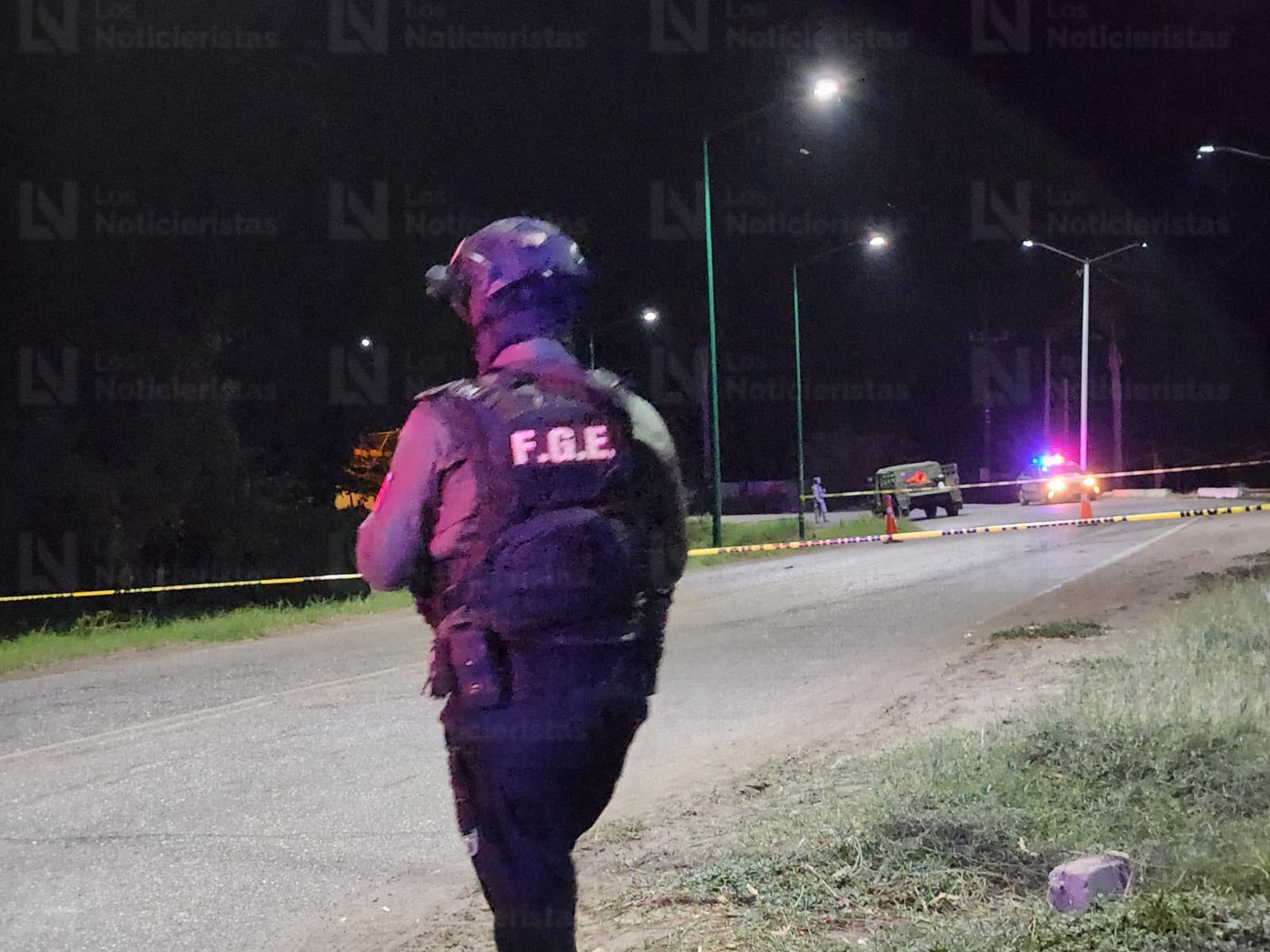 Muere motociclista al impactarse de frente contra camión de jornaleros en Villa Juárez, Navolato