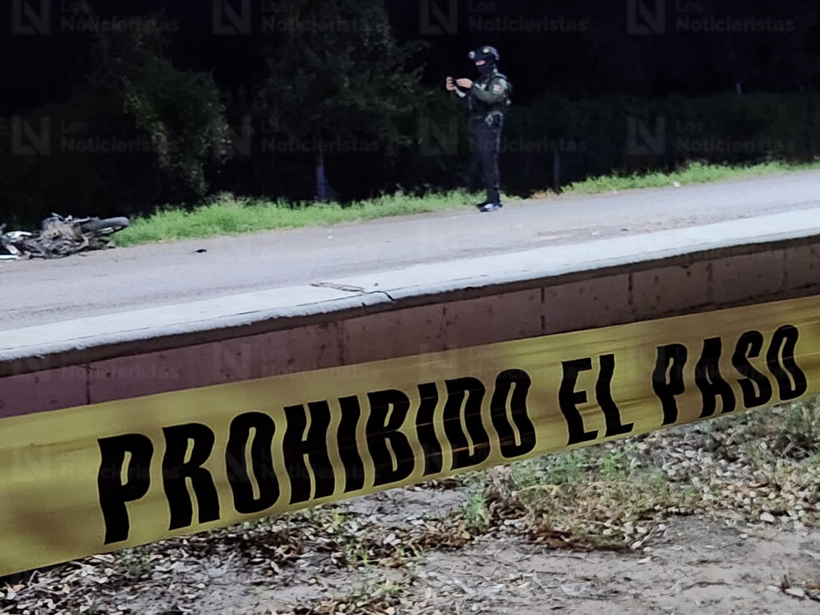 Muere motociclista al impactarse de frente contra camión de jornaleros en Villa Juárez, Navolato