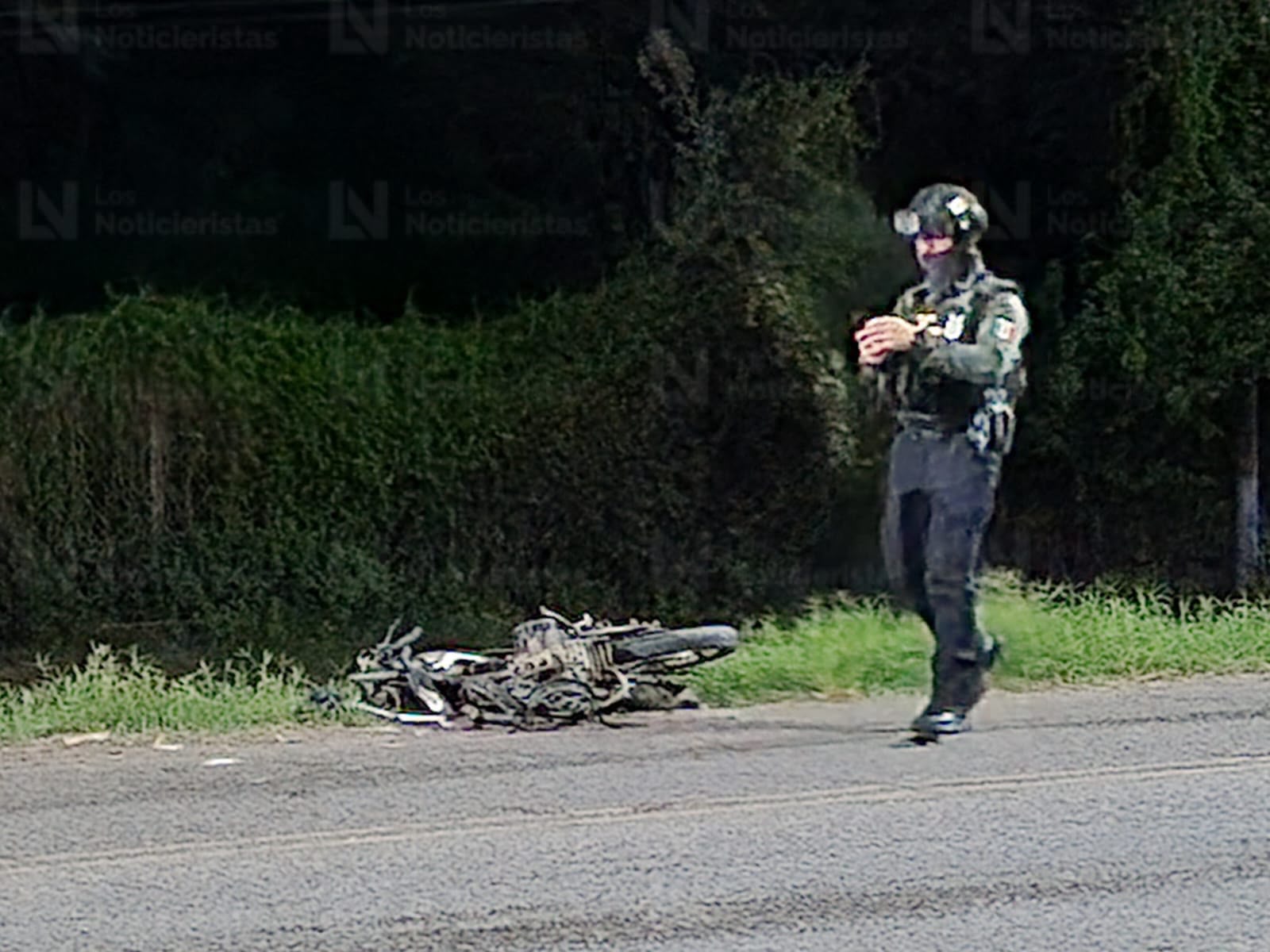 Muere motociclista al impactarse de frente contra camión de jornaleros en Villa Juárez, Navolato