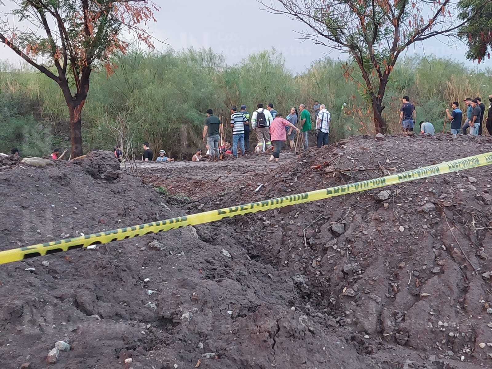 Mueren tres menores tras colapsar una barda junto al arroyo El Zopilote, en Guamúchil