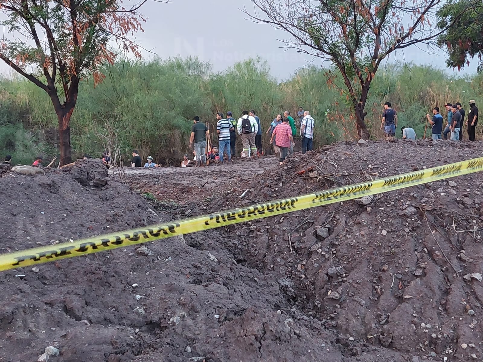 Mueren tres menores tras colapsar una barda junto al arroyo El Zopilote, en Guamúchil
