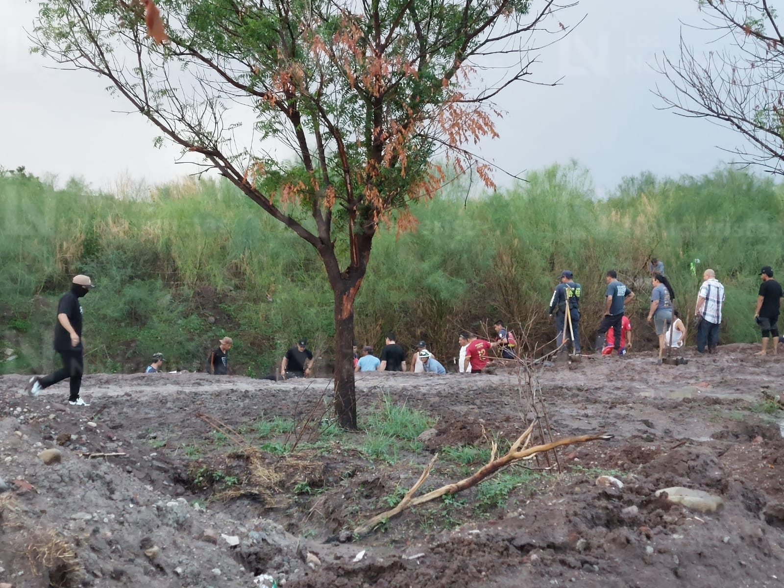 Mueren tres menores tras colapsar una barda junto al arroyo El Zopilote, en Guamúchil