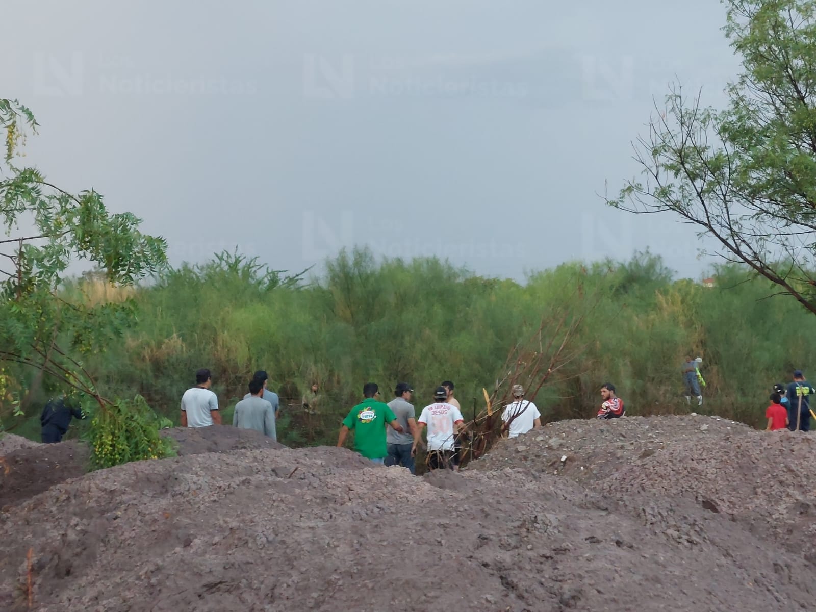 Mueren tres menores tras colapsar una barda junto al arroyo El Zopilote, en Guamúchil