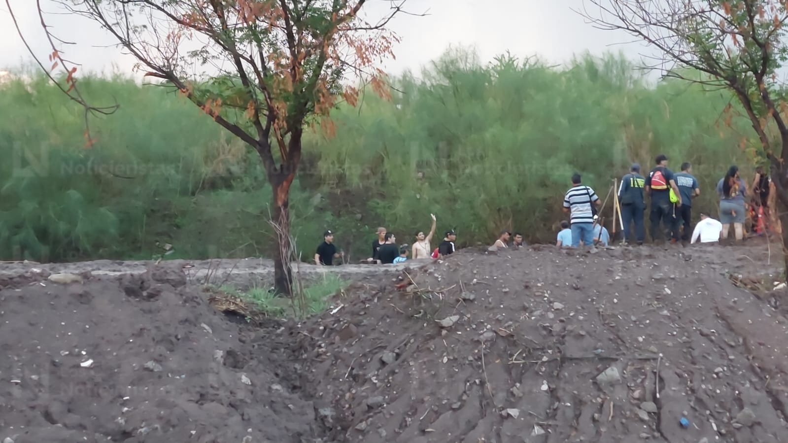 Mueren tres menores tras colapsar una barda junto al arroyo El Zopilote, en Guamúchil