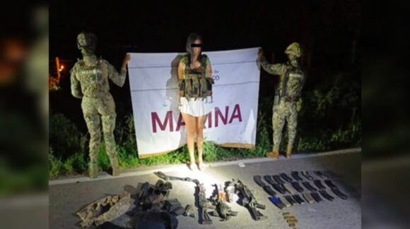 Mujer es detenida por Semar en Escuinapa, Sinaloa; se le aseguraron armas de alto poder y equipo táctico