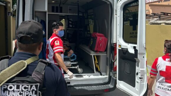 Trasladan a hospital a mujer que presentó complicaciones de salud en motel de Mazatlán, Sinaloa