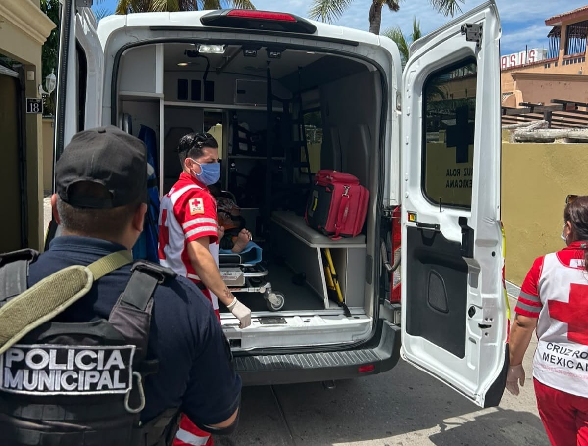 Trasladan a hospital a mujer que presentó complicaciones de salud en motel de Mazatlán